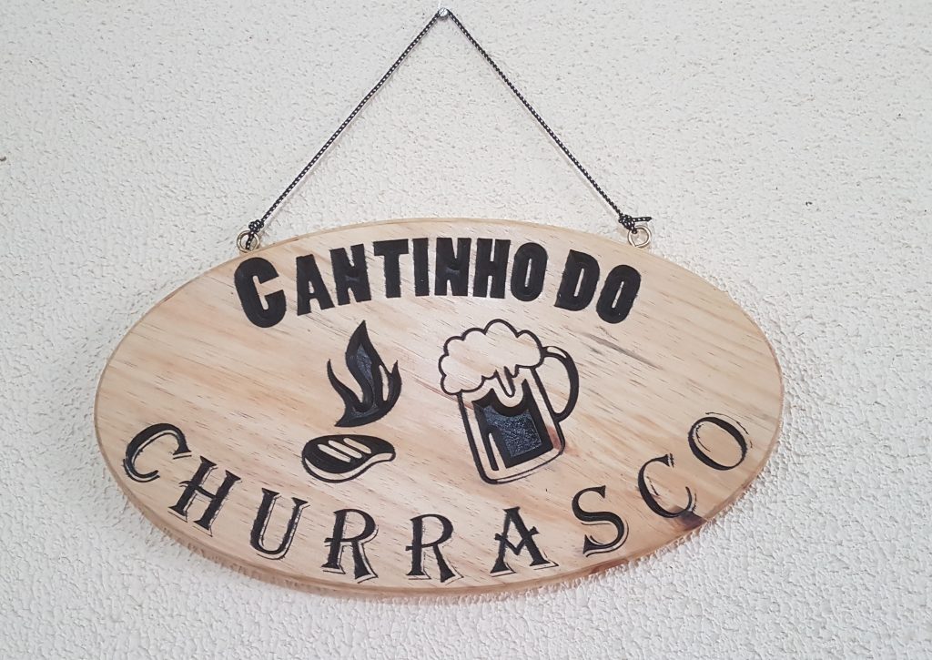 placa entalhada em madeira cantinho do churrasco