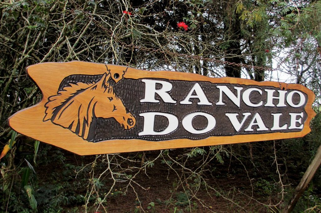 Placa de madeira rústica para rancho